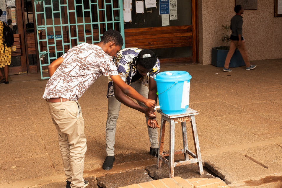 news_ghana's tweet image. #InsideAfrica #21daylockdown #amid Malawi president outlines new COVID-19 measures amid lockdown injunction dlvr.it/RVgWSy