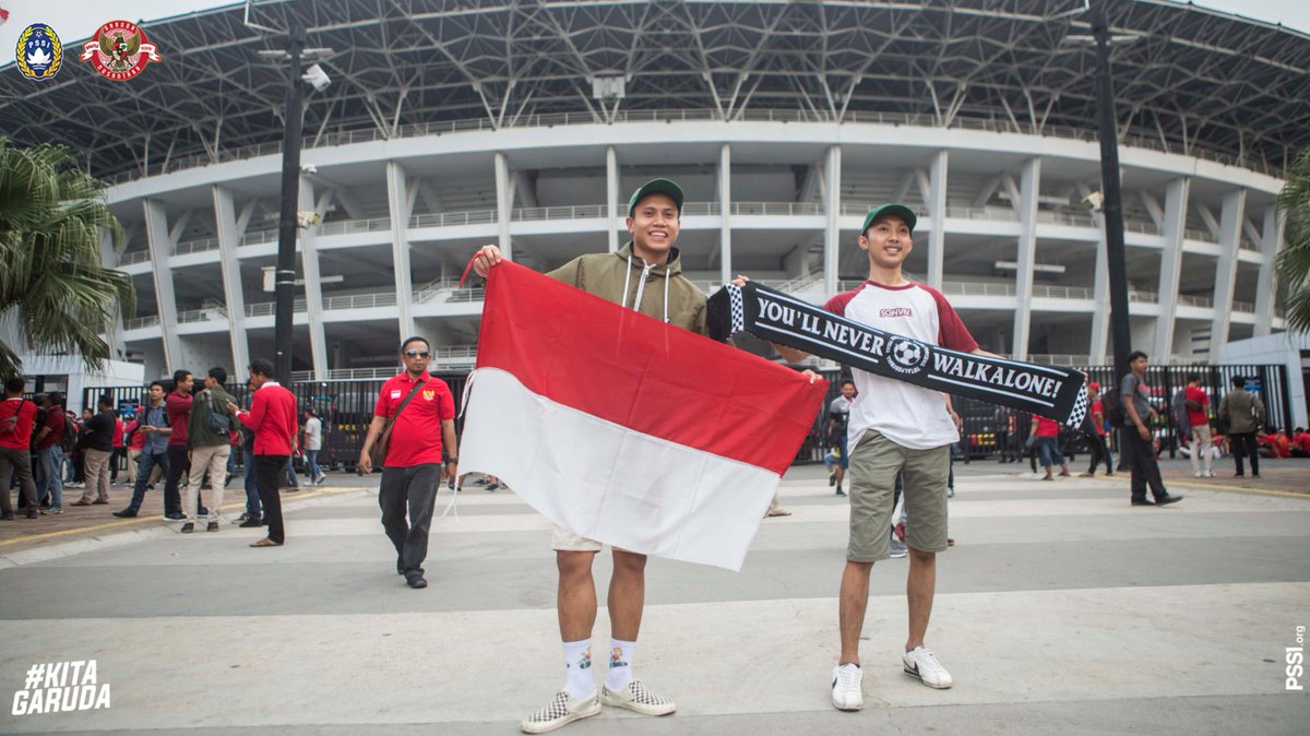 PSSI's tweet photo. Di mana pertama kali kamu meyaksikan pertandingan Timnas secara langsung? Ceritain dong! 🤔

#MerayakanSepakBola https://t.co/dC9i4OzZPL
