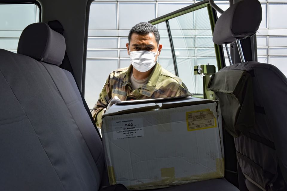 armeedeTerre's tweet image. Le #19RG engagé sur l'opération #Résilience, et en coordination avec l'#ARS de Besaçon, a assuré la distribution de masques #FFP2 vers la sous-préfecture de Montbéliard. Ces masques étaient destinés aux infirmières libérales du Doubs. 

#NousSommesLà