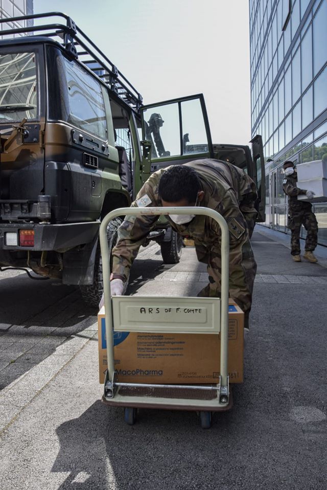 armeedeTerre's tweet image. Le #19RG engagé sur l'opération #Résilience, et en coordination avec l'#ARS de Besaçon, a assuré la distribution de masques #FFP2 vers la sous-préfecture de Montbéliard. Ces masques étaient destinés aux infirmières libérales du Doubs. 

#NousSommesLà