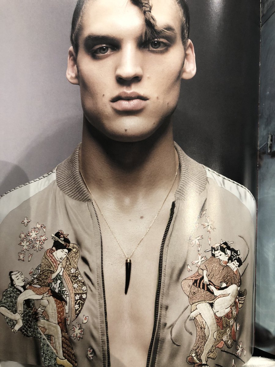 この時のgucciのスカジャンはホントに振り切ってる。 こんなの