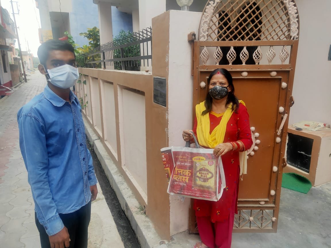 NITIAayog's tweet photo. राहों की मुश्किलों से कुश्तियां लड़ा ले,
कुछ नया करके दिखा दे ! 

In order to ensure that the #lockdown is effectively followed, three young residents of #AspirationalDistrict Fatehpur have developed the 'Fatehpur Delivery App' for home delivery of essential items. https://t.co/dvtFfrkmbD