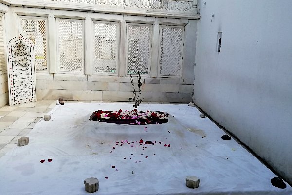 touringwala's tweet photo. Why Mughal Emperor Aurangzeb Tomb is so simple?

#Aurangabad #aurangzeb #AurangzebTomb #MughalEmperor #Maharashtra #Touringwala #IncredibleIndia #Heritage @maha_tourism 

https://t.co/fvLGkF3aC3 https://t.co/BlmExGtTJy