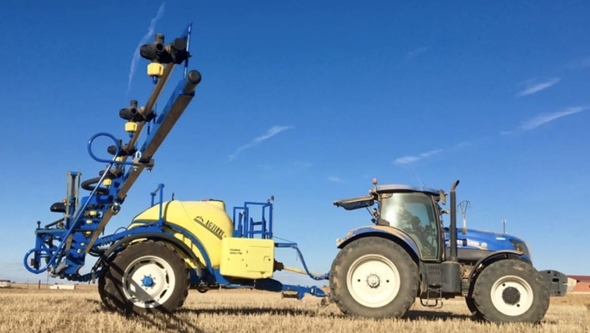 Hoy nos vamos a San Esteban del Molar, concretamente a la explotación agrícola y ganadera de Baldomero de la Huerga e hijos con un pulverizador Aguirre arrastrado y configurado con Trimble y cortes automáticos.
📸 @urbonagricola