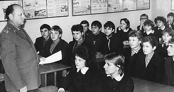 sovietvisuals's tweet photo. Basic military training lessons at Soviet schools, 1980s https://t.co/2CqGhq7b7v