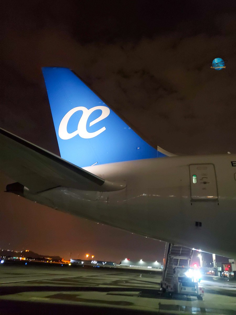 AviacionEcuador's tweet photo. Este martes #Ecuador recibió la visita de un B787-9 Dreamliner de #AirEuropa en la ruta Bogotá- Quito- Guayaquil, y pasado las 23:00 despegó hacia Estocolmo, realizó vuelo humanitario.
Registro: EC-MSZ
.@aireuropa
.
📸 @JEmilioY563
➖➖➖
#quito #ecmsz #guayaquil #b789 https://t.co/gkQquKViT1