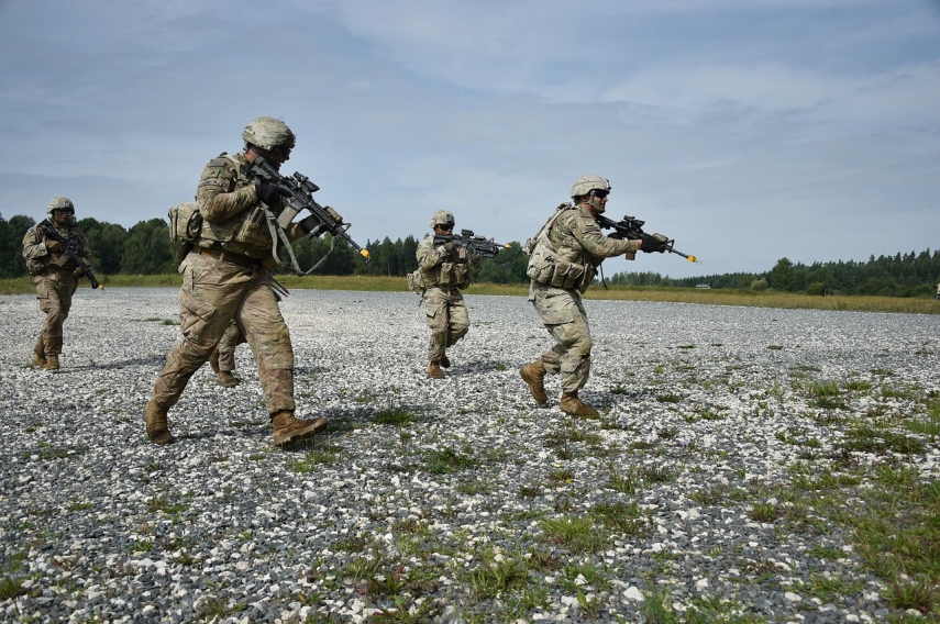 SHAPE_NATO's tweet image. Allies in eFP Battle Group #Estonia kicked off the live fire portion of Exercise #SpringStorm yesterday. The exercise builds interoperability among the participating nations and strengthens deterrence &amp;amp; defence along the Alliance eastern flank. 
baltictimes.com/active_combat_…