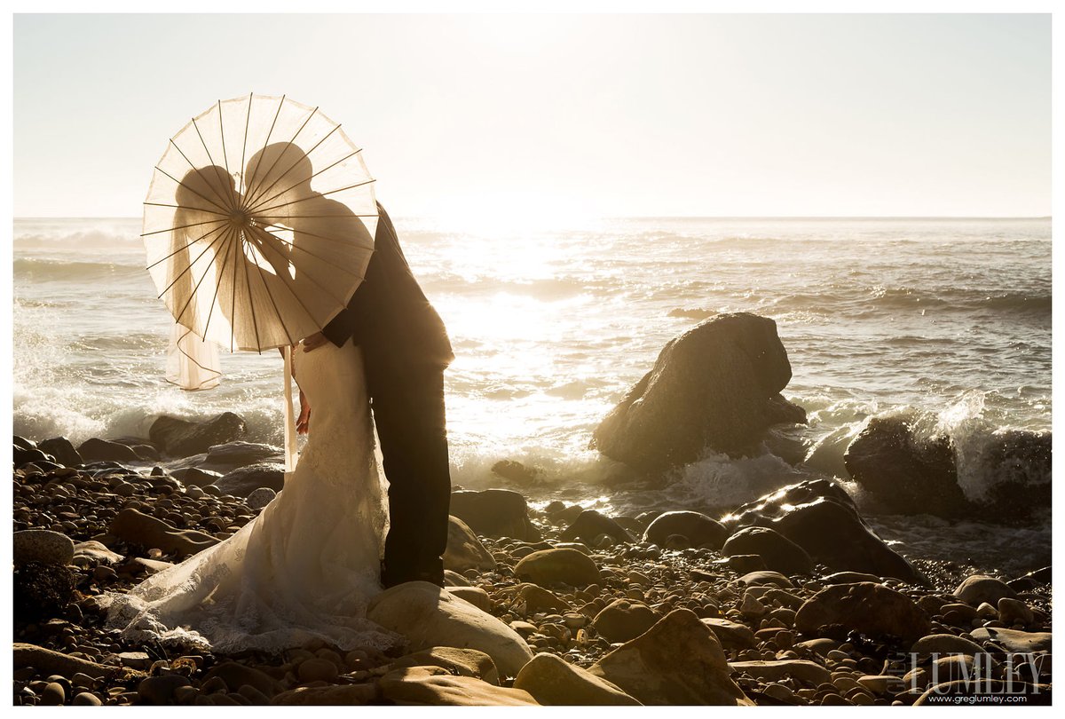 greglumleycom's tweet image. Use props at your wedding, make them classic and stylish. This umbrella really enhanced the picture.  😲

#weddingideas #creativewedding #beachwedding #capetown#greglumleyphoto