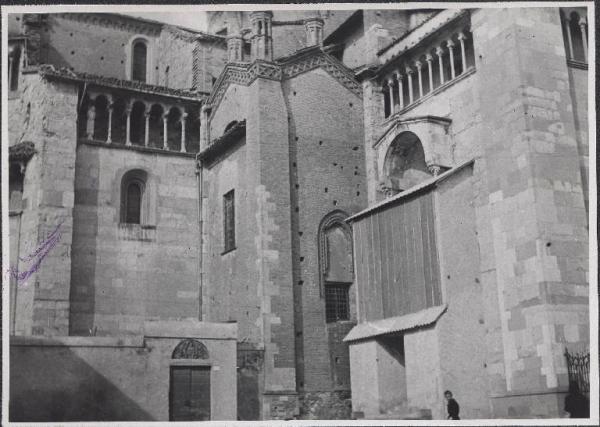 Una foto scattata durante il conflitto mondiale: il portale d'ingresso al transetto sinistro della nostra Cattedrale è coperto da una struttura muraria costruita come protezione anti-aerea.

Raccolte Grafiche e Fotografiche del Castello Sforzesco di Milano.

#CattedralePiacenza