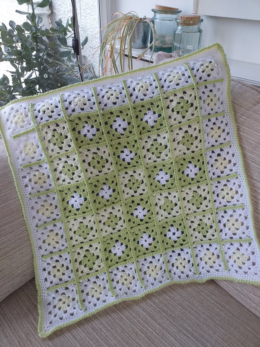 beyond_blanket1's tweet photo. It's been a while I know, work has taken a vertical upturn, but still finding time to crochet #usingupoldyarn https://t.co/miqf5hgkHx