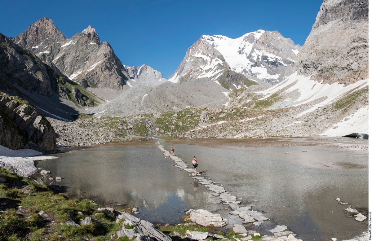 SavoieMontBlanc's tweet photo. La #montagne, une destination en capacité de répondre aux attentes d’une population, qui aura besoin au sortir du confinement, de s’aérer... Retrouvez l'interview de Claudie Blanc, directrice générale de SMBT, par Actu Montagne : https://t.co/XfAwXt4RHJ
#savoiemontblanc #COVID19 https://t.co/0S6qmucRTX