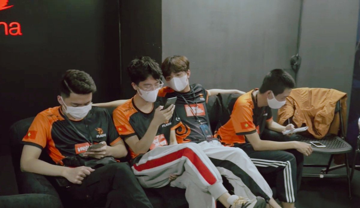 Teamflash_THFan's tweet photo. ทีมแฟลชระหว่างพักแข่งกับทีม Evos ค่ะ
#MyFlashPic #TeamFlashVN #FLGau #FLDatkoi #FLElly #FLADC #FLXB https://t.co/PCkuHJy5B8