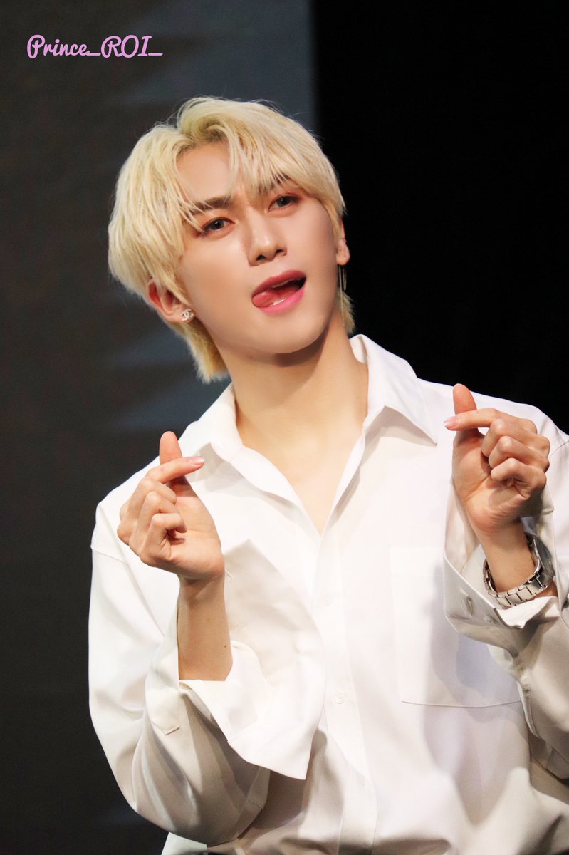 Prince_ROI_'s tweet photo. 191228  오사카  2부  phototime

(๑´˘`)ﾉ～♡

#타겟 #TARGET #ROI #로이 #ロイ #주영웅
@target7japan  
@TARGET7_K 
@target7official https://t.co/uBGHSuWo2H
