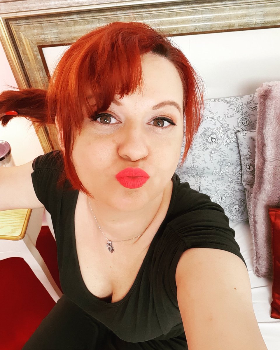 MelodyEllisa's tweet photo. #wednesdaymorning look into #myeyes and give me a kiss, #pinkkiss on #livejasmin from a #redheaded #stylishgirl #WednesdayVibes #WednesdayMotivation https://t.co/zC5ifDqWgq