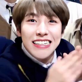 บอกว่าไม่ต้องฟอลกลับไง!!! tweet media