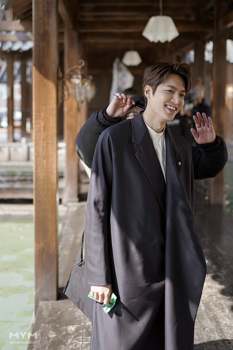 ActorLeeMinHo's tweet photo. 냉민호 vs 온민호
여러분들의 선택은..⁉️

저는 둘다요.
⠀
SBS드라마 #더킹_영원의군주
📺매주 [금토] 밤 10시 방송!
⠀
#SBS금토드라마 #넷플릭스 #TheKing_EternalMonarch #평행세계 #이곤 #이민호 #leeminho #イミンホ #李敏镐 #minoz #mym #mymentertainment #Netflix https://t.co/TrkqQwecOW