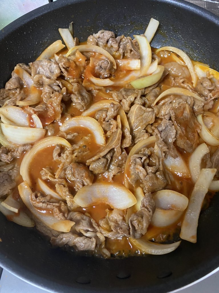 pirlo05050505's tweet photo. 激うま10分ハヤシライス

牛スライス250gを塩胡椒で炒めてザルにあげます　バター10gと玉ねぎ一個くし切りを軽く炒めて牛を戻して
みりん大2 野菜ジュース100 水100
ハインツ1缶　ケチャップ大2 軽く煮込み　醤油小1 塩と砂糖で味ととえて仕上げにバター10g
子供は甘めが喜びます

#おうちでsio https://t.co/xCspXRKZk1