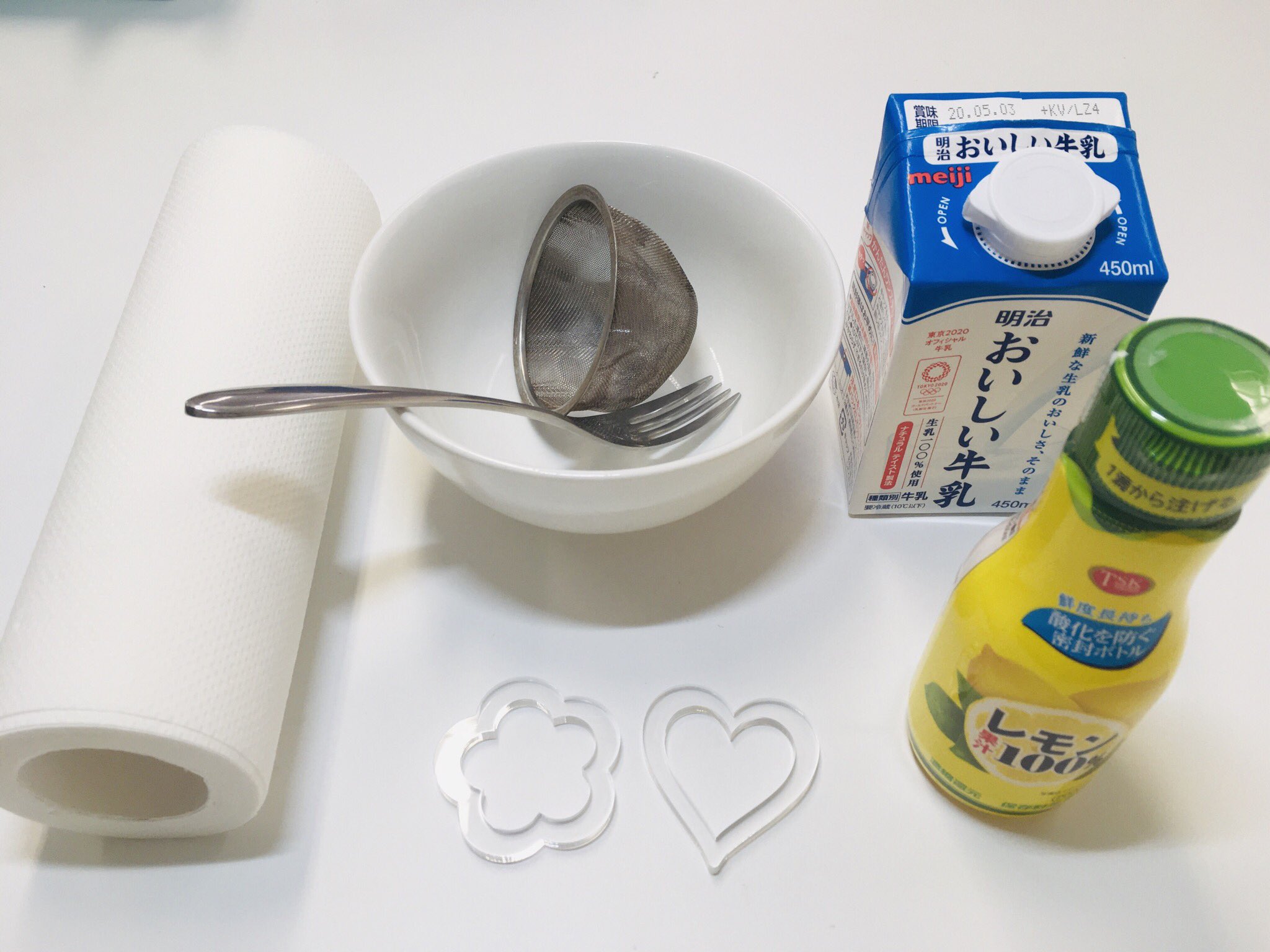 北九州イノベーションギャラリー No Twitter おうちで実験 牛乳プラスチックを作ろう 食べれません 牛乳でプラスチックが作れるって知ってましたか 私は知りませんでした 材料 牛乳 豆乳でも可 レモン汁 お酢でも可 準備 コップやボウル 網目の