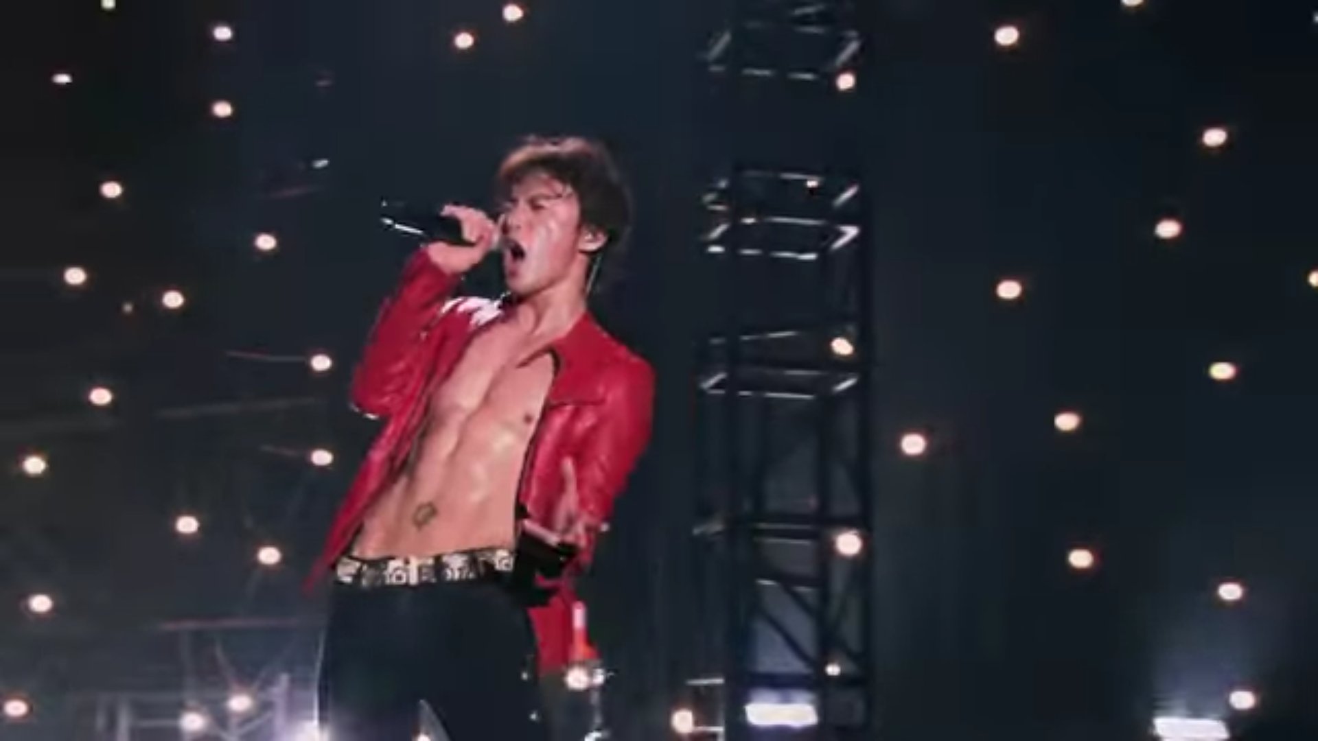 ホツ まみゅーん 稲葉さんの鍛え上げた でも筋肉バキバキし過ぎてない ちょうど良い筋肉 美しい上半身裸に透けるテロテロなニットカーディガンがこんなにも相性がいいとは と ハッとさせられる衣装だった 一番好き 大好き Bz 稲葉浩志 稲葉