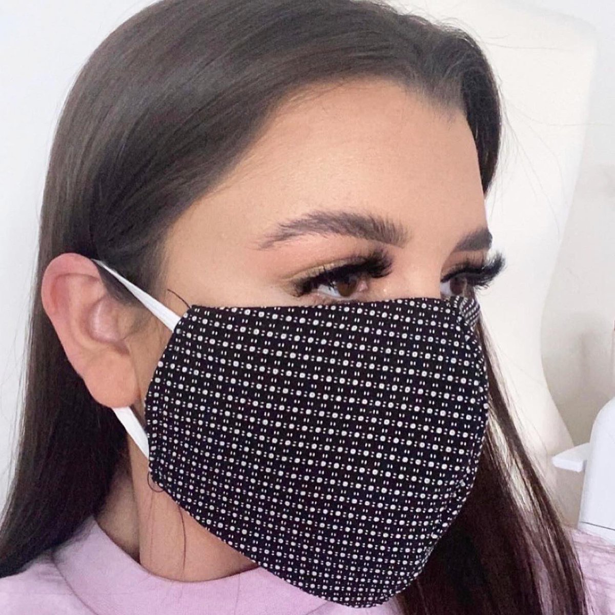 COLCollege's tweet image. Lara Malone, a Diploma in Fashion student, has been utilising her skills to create masks for the NHS.

So far, Lara has donated 50 masks to the nurses at Aintree Hospital. They are also for sale at £5 each with all proceeds going to the NHS. 

Keep up the good work, Lara! 👏