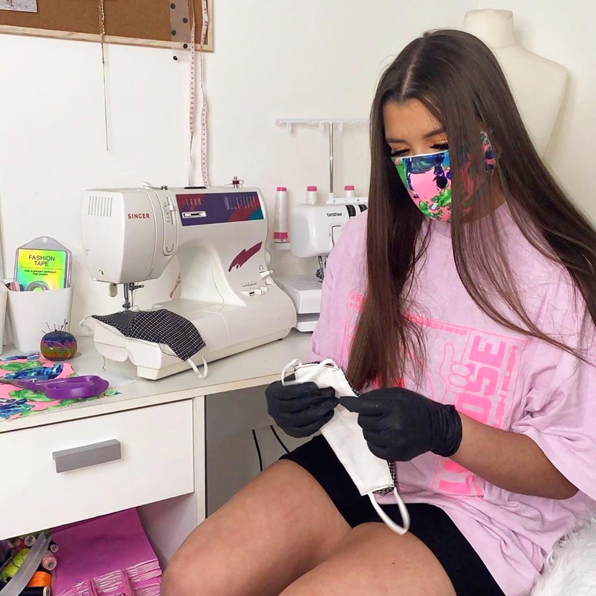 COLCollege's tweet image. Lara Malone, a Diploma in Fashion student, has been utilising her skills to create masks for the NHS.

So far, Lara has donated 50 masks to the nurses at Aintree Hospital. They are also for sale at £5 each with all proceeds going to the NHS. 

Keep up the good work, Lara! 👏