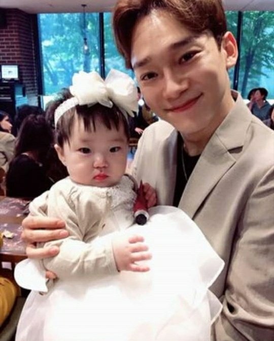 Marjan_xexo's tweet photo. اینکه همچین عکسی از چن و دخترش میخایم زیادیه؟؟😭😭😭🎉🎉
#ChenIsFather #WelcomEXOPrincess
#CongratulationsCHEN @weareoneEXO
@B_hundred_Hyun @layzhang https://t.co/61Zct68AWk