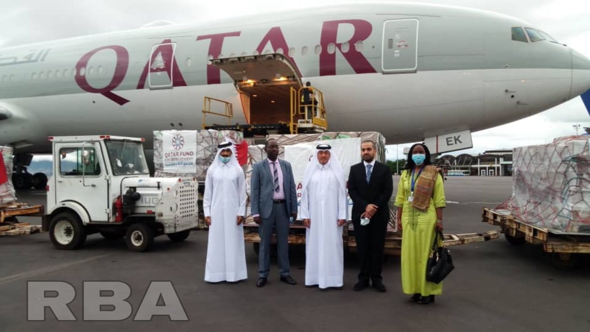 rbarwanda's tweet photo. AMAKURU AGEZWEHO

Igihugu cya Qatar muri iki gitondo kimaze gushyikiriza u Rwanda toni zisaga 15 z'ibikoresho byo kwifashisha mu guhangana n'icyorezo cya #COVID19.
Ambasaderi wa Qatar mu Rwanda Abdullah Mohammed Al-Sayed ni we wabishyikirije Minisitiri w'Ubuzima @DrDanielNgamije. https://t.co/r9aMrCdQW0