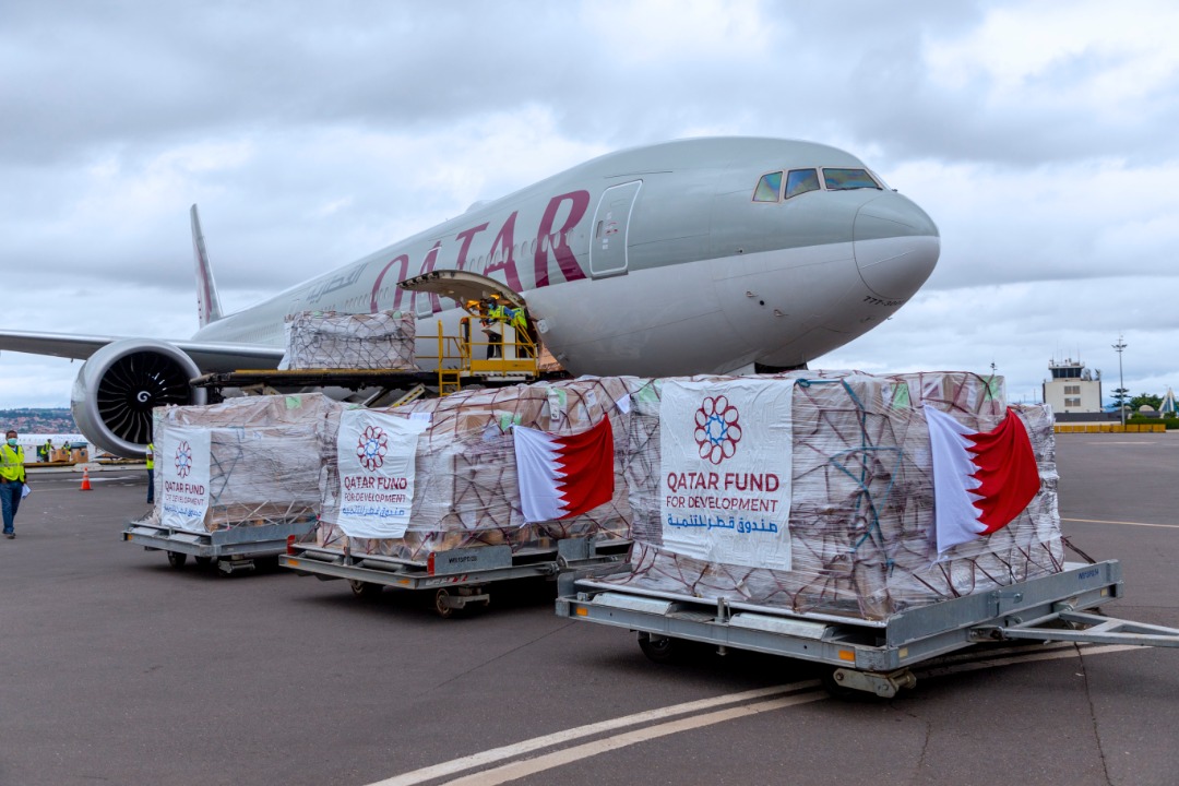 rbarwanda's tweet photo. AMAKURU AGEZWEHO

Igihugu cya Qatar muri iki gitondo kimaze gushyikiriza u Rwanda toni zisaga 15 z'ibikoresho byo kwifashisha mu guhangana n'icyorezo cya #COVID19.
Ambasaderi wa Qatar mu Rwanda Abdullah Mohammed Al-Sayed ni we wabishyikirije Minisitiri w'Ubuzima @DrDanielNgamije. https://t.co/r9aMrCdQW0
