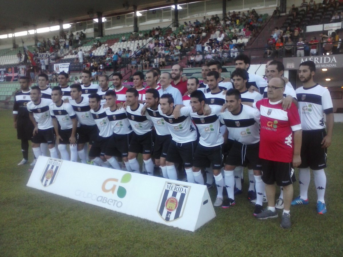 ElMeridaenDatos's tweet photo. 13-14/Primera temporada del @Merida_AD. 1. La plantilla el día de su presentación. 2. Primer once oficial en el Romano ante el Hernán Cortés en la segunda jornada. 3. Preferencia el día del Badajoz CF. 10.000 aficionados asistieron al partido. 4. Alineación del Mérida en Langreo. https://t.co/FNemci78N5