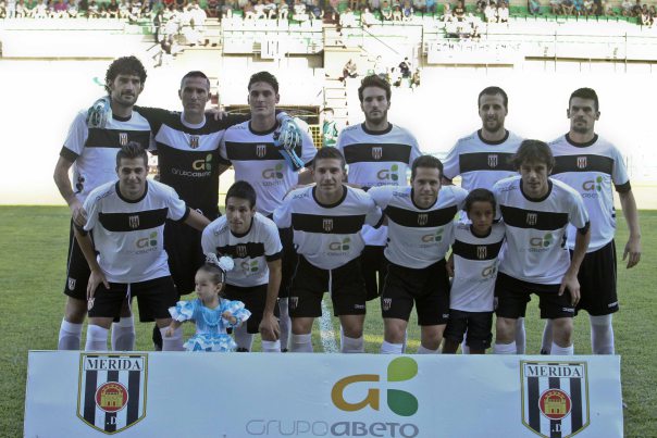 ElMeridaenDatos's tweet photo. 13-14/Primera temporada del @Merida_AD. 1. La plantilla el día de su presentación. 2. Primer once oficial en el Romano ante el Hernán Cortés en la segunda jornada. 3. Preferencia el día del Badajoz CF. 10.000 aficionados asistieron al partido. 4. Alineación del Mérida en Langreo. https://t.co/FNemci78N5