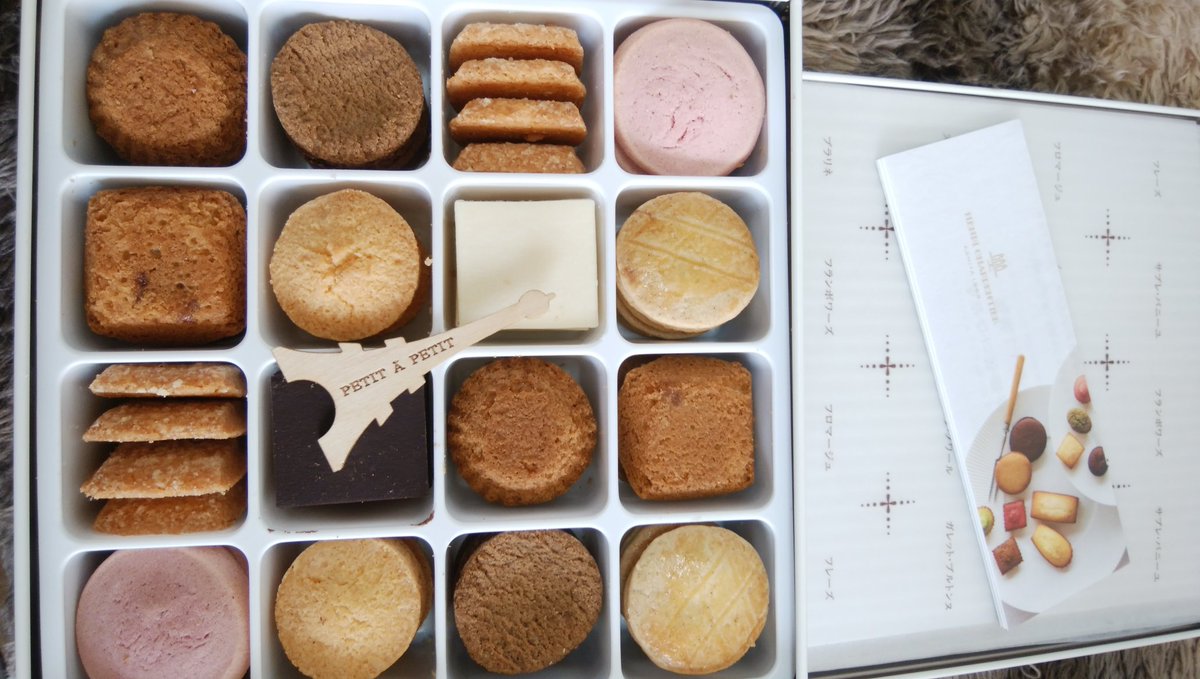 卯花若葉 クッキー缶第二弾 アンリ シャルパンティエ 缶も中身もかわいい エッフェル塔のこれ何かと思ったら クッキー取り出しにくい時のピックなのね 親切