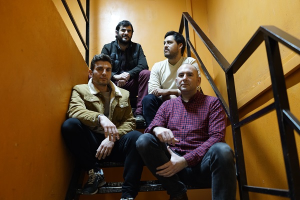 yotambiensoyind's tweet photo. Comenzamos con una de las bandas más prometedoras del panorama nacional, ellos son @Manutebol que acaban de estrenar su nuevo single “Amor en cuarentena”.
#Novedades #Estrenos #emergentes 👌#Recomendamos #YTSI
👇
https://t.co/prFgK2IrEE https://t.co/xrVyYXuJub