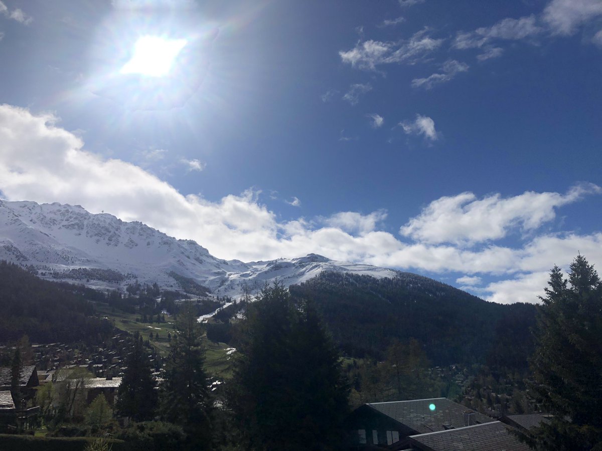 A much better sky this morning... there’s even a sprinkling of snow high up #skiinstructorlife #verbier