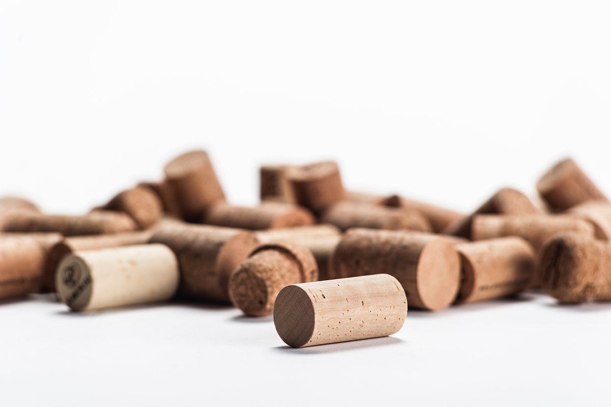 What is better for the planet? Screwcap or corks in a wine bottle? A new report out today claims that cork can reduce by 25% the total carbon footprint of an average bottle of still table wine &amp; by almost 50% that of a bottle of sparkling wine. Click here the-buyer.net/insight/carbon…