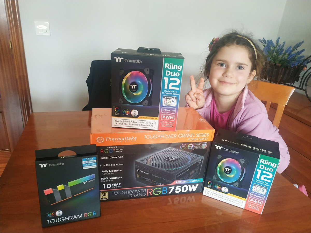 alberto_orco's tweet image. Por cierto, empiezo proyecto nuevo con el apoyo de @Thermaltake_ES

El material es taaaaan guapo que mi hija quiso hacerse foto pose con las piezas. 🙈🙈🙈

#modding #casecon #casemod #rgb #mod #modder