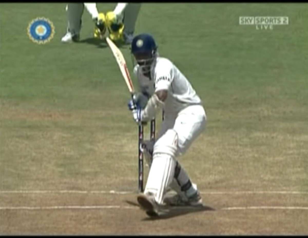 Gio_Colussi's tweet photo. ๐๐ฟ๐ฎ๐๐ถ๐ฑ (๐ฑ๐ฎ.๐ฏ๐ญ)โ
โ
"The Wall"! Let's take a closer look at his #BatFlowโ
โ
Diff btw Tendulkar and him? SD starts behind BF, Dravid between. Result? More arc
โ
Bat goes out toward 3rd slip, he brings it round into #unweighted position. โ
โ
#cricket #simplebatting https://t.co/hbfLs9PXid