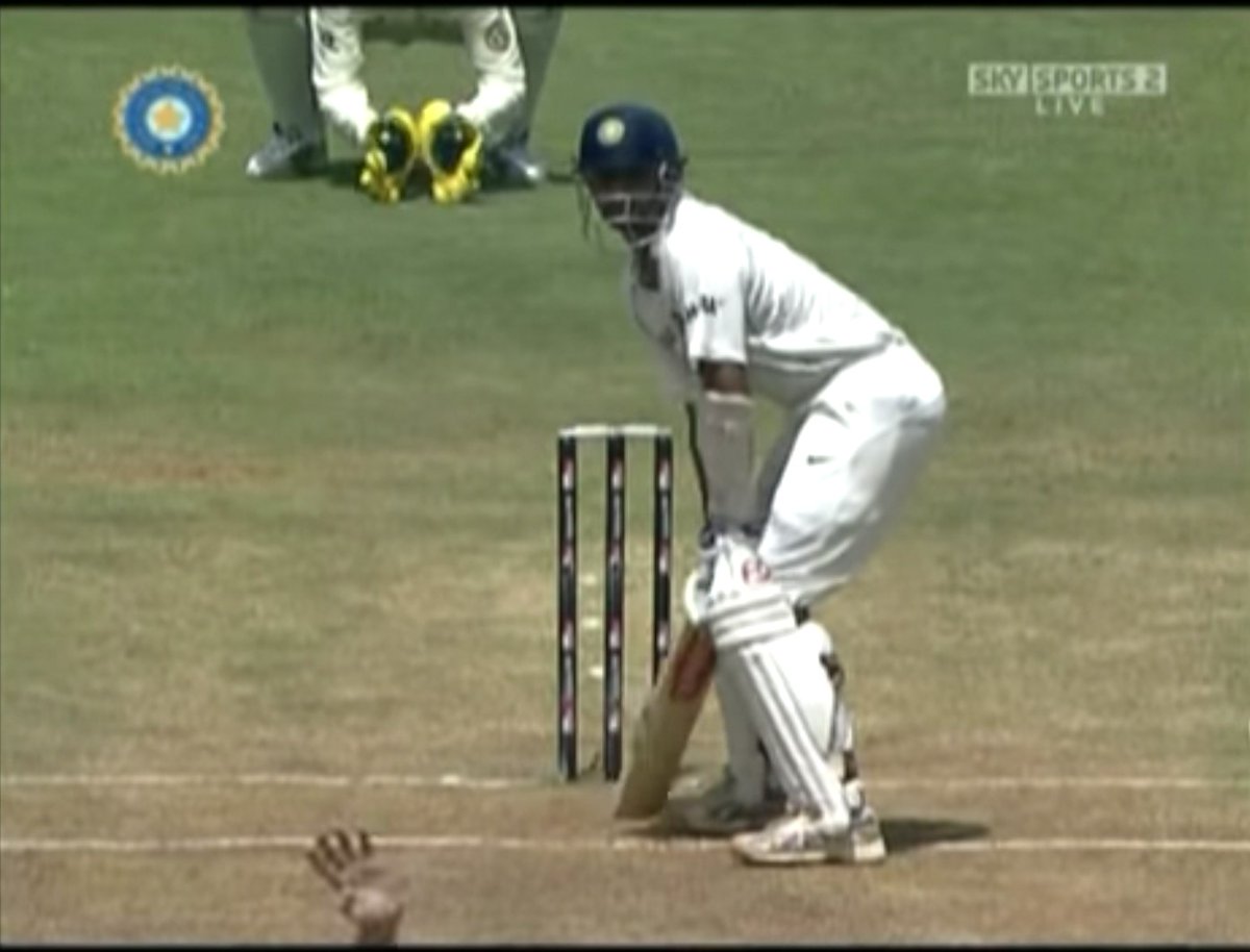Gio_Colussi's tweet photo. ๐๐ฟ๐ฎ๐๐ถ๐ฑ (๐ฑ๐ฎ.๐ฏ๐ญ)โ
โ
"The Wall"! Let's take a closer look at his #BatFlowโ
โ
Diff btw Tendulkar and him? SD starts behind BF, Dravid between. Result? More arc
โ
Bat goes out toward 3rd slip, he brings it round into #unweighted position. โ
โ
#cricket #simplebatting https://t.co/hbfLs9PXid