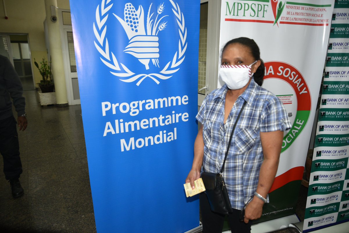PamMadagascar's tweet photo. Pour assister les ménages vulnérables, en travaillant dans l’économie informelle en milieu urbain 🏙️ &amp; affectés par confinement #covid19, le PAM et ses partenaires, en appui au Gouvernement de 🇲🇬, lancent la distribution des #transfertsmonétaires comme filet de #protectionsociale https://t.co/t6JL5ohOqW