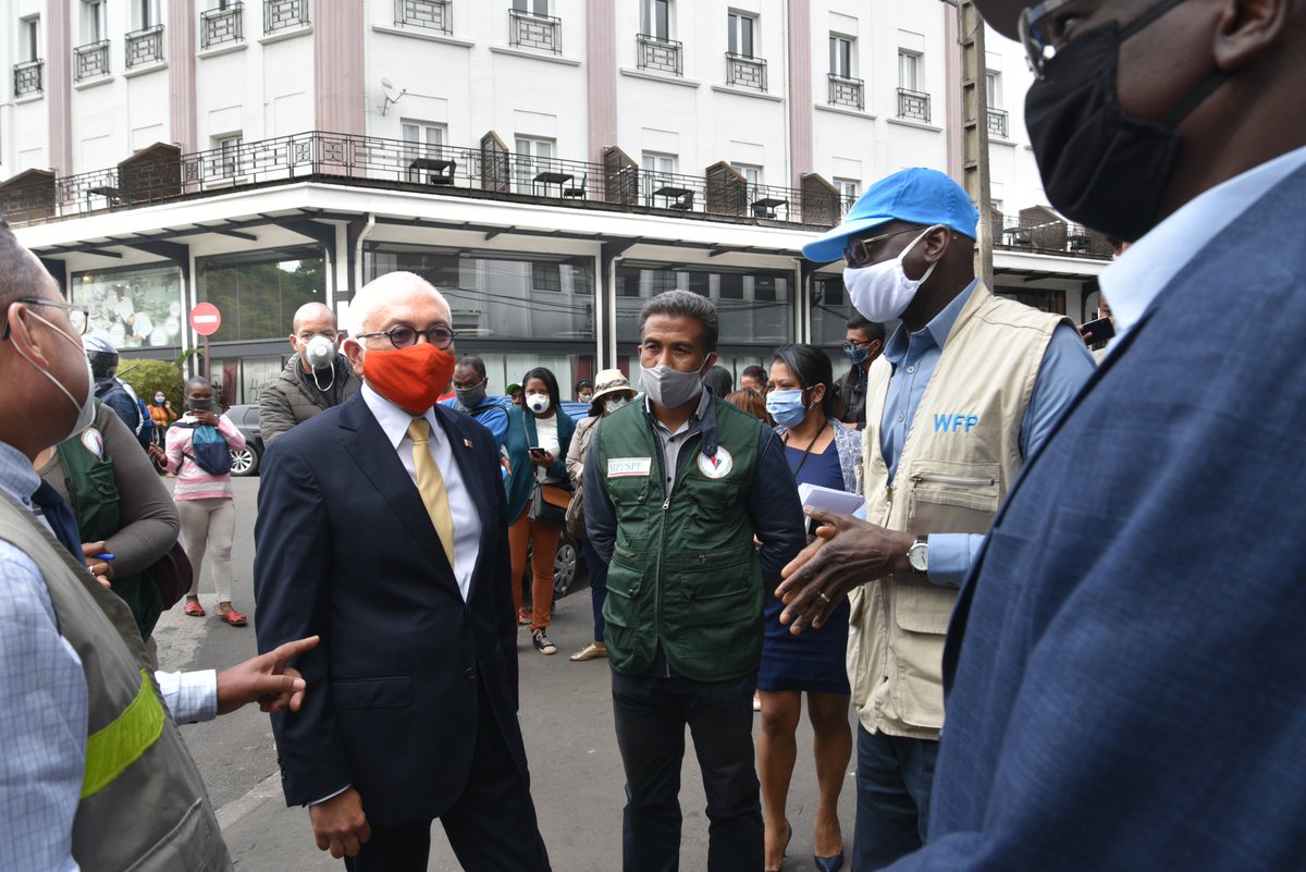 PamMadagascar's tweet photo. Pour assister les ménages vulnérables, en travaillant dans l’économie informelle en milieu urbain 🏙️ &amp; affectés par confinement #covid19, le PAM et ses partenaires, en appui au Gouvernement de 🇲🇬, lancent la distribution des #transfertsmonétaires comme filet de #protectionsociale https://t.co/t6JL5ohOqW