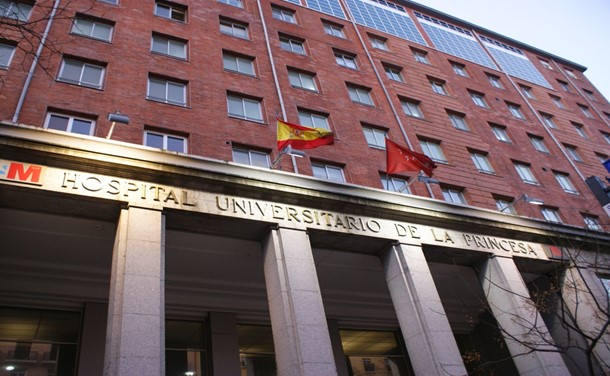 Madridonasangre's tweet photo. ❤️Buena noticia de miércoles: Desde hoy vuelve a estar disponible la sala de donación del #HUdelaPrincesa en su horario habitual: 
▶️De Lunes a Sábado de 8:30 a 21:30h.
Si has recibido sms para donar este puente y vives por la zona, toma nota y #DonaSangre 😉#conSMSvoyadonar https://t.co/onoXwDADam