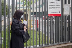 Abogacia_es's tweet photo. La Justicia tras el #COVID19: actos procesales telemáticos y turnos de mañana y tarde en los juzgados. La Abogacía ya había solicitado un uso más intensivo de medios tecnológicos para evitar el colapso total de juzgados y tribunales  https://t.co/j1vfNwmYDY https://t.co/LoPrQNULFC
