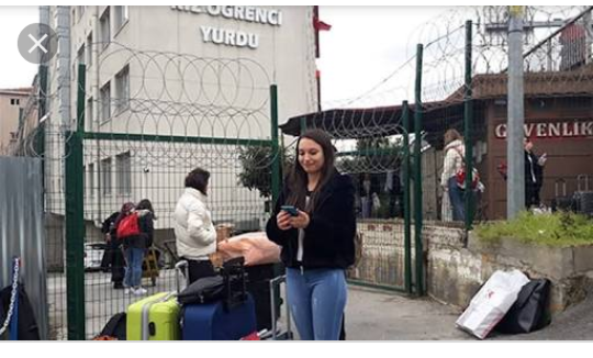 mrtrtcelik's tweet photo. Umreciler için             Direk bakanı
Yurttan atılıp,             arayan İsveçli
Otobüs parası
İçin bir yakınını
Arayan kızımız. https://t.co/oDD0xayLlt