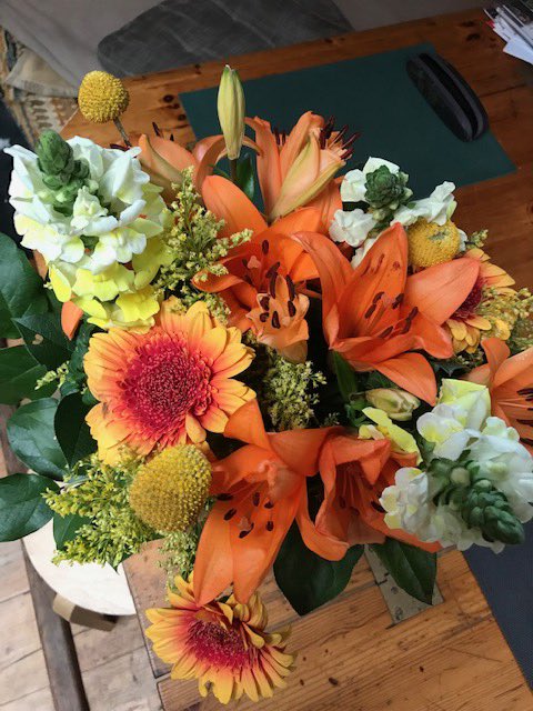 hendrikfongers's tweet photo. Door @KokkelArwin Rood uitgedaagd om mee te doen aan de #flowerboostchallenge Hiermee steun ik de sierteeltsector en de lokale bloemenwinkel 💐 Het boeket heb ik gegeven aan mijn #fantastische #partner omdat ze er altijd voor mij is. Ik daag @arthurhelling uit om ook mee te doen. https://t.co/fr7HIE844e