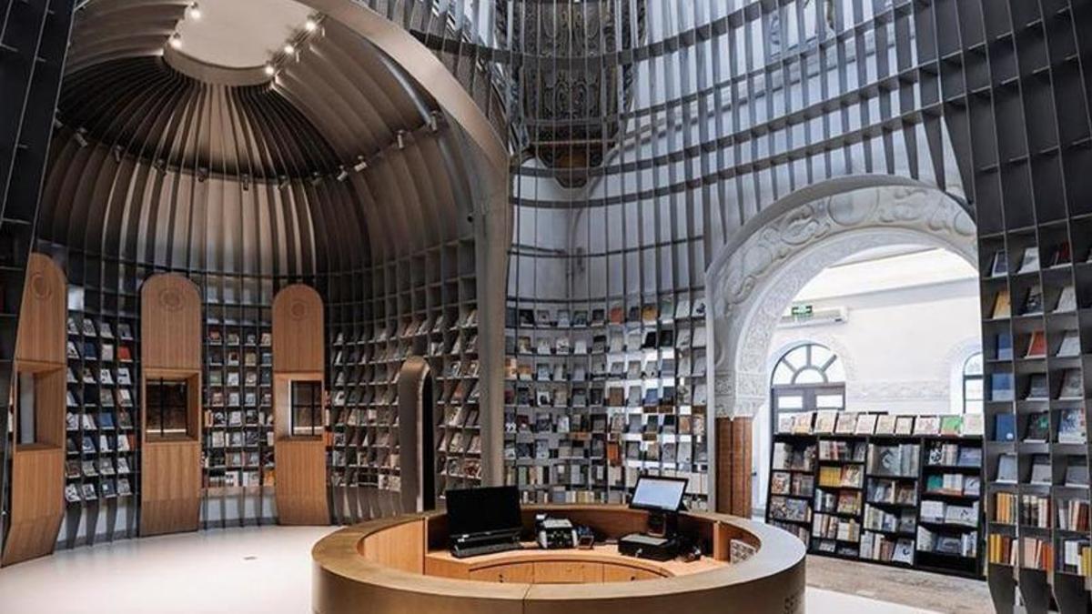 Una chiesa di #Shangai costruita nel 1932 per mano dei Russi si trasforma e diventa una libreria, con l’intento di trasformare un luogo di fede in un santuario culturale mantenendo la struttura originaria
I dettagli: bit.ly/3bO4EL9
#architecture #wutopialab #china