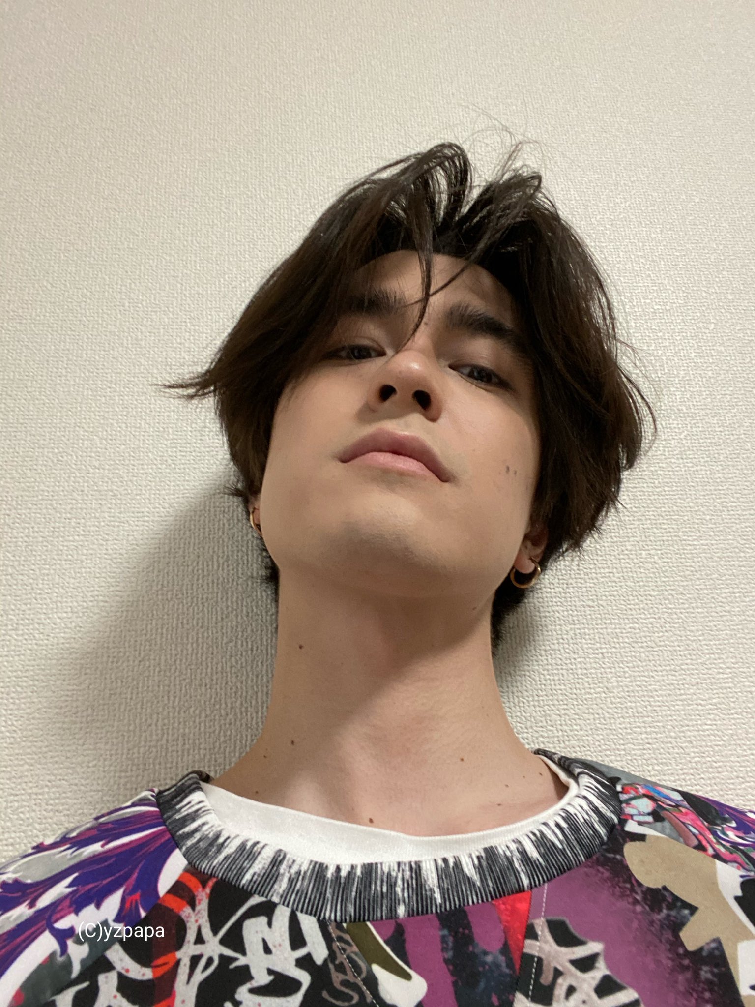 バーンズ勇気 Official 髪が伸びまくっててきりてー 自分で切ろうと思ったけど 昔すごいダサい髪型にした事があるからやーめた T Co Guzp6udhpe Twitter