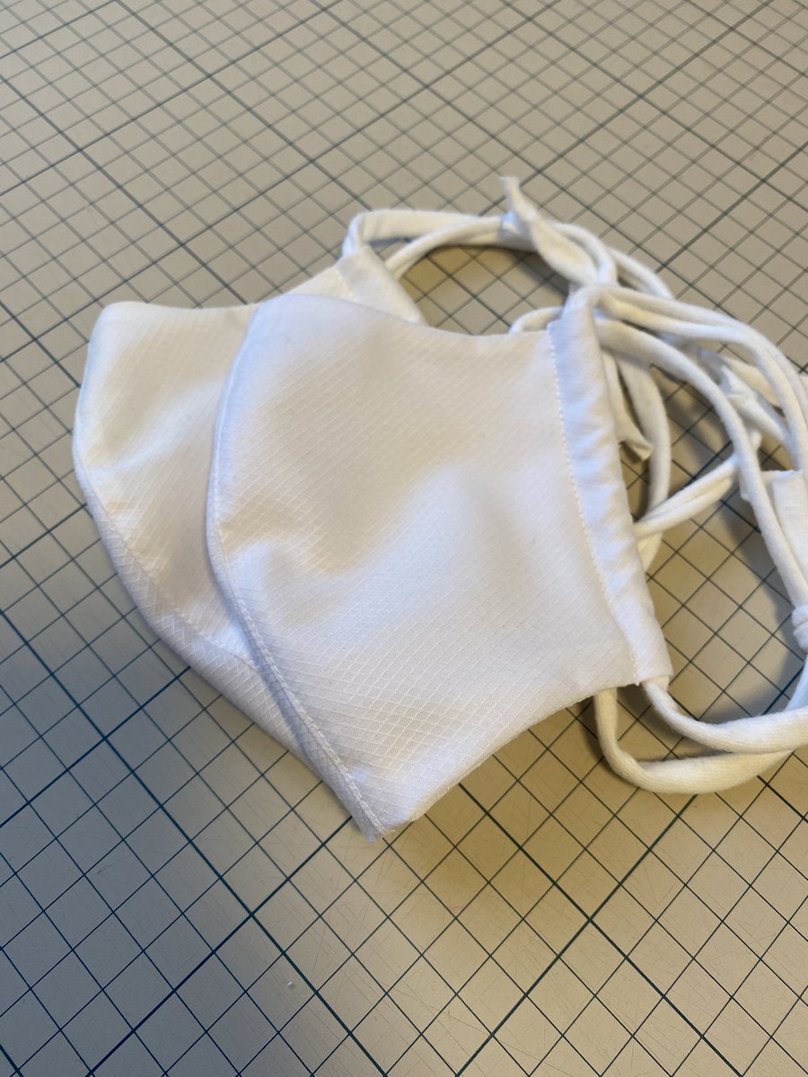 トモ ワイシャツリメイクの白マスク 完成 Tシャツヤーンも作ったよ