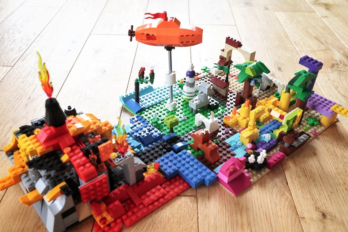 My 6yo &amp; 8yo girls are fan of Zwift. They decided to build their own #Watopia out of spare Lego bricks 😅 #RideOn <a href="/GoZwift/">Zwift</a> @GoZwiftFR