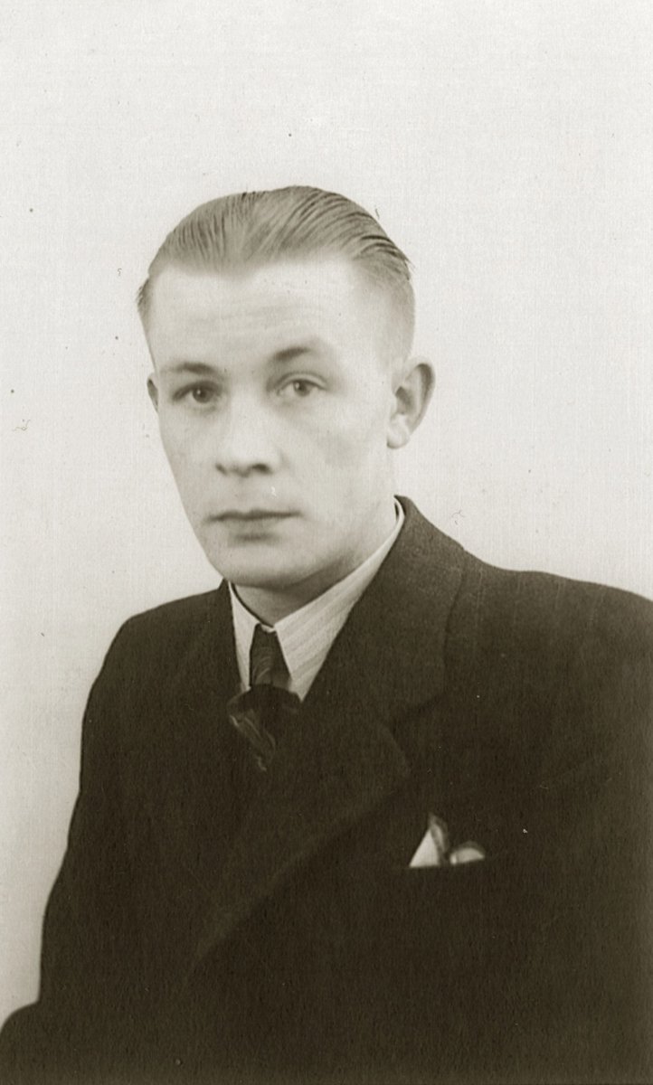 De stakingen worden hard neergeslagen. Stakers worden op straat beschoten, er overlijden 90 mensen. Veel stakers worden gearresteerd. Tachtig van hen zijn standrechtelijk geëxecuteerd. Frits Loep is een van hen. [<a href="/VerzetsmuseumAd/">Verzetsmuseum</a> bit.ly/34l6HTY] bit.ly/3eakYaX