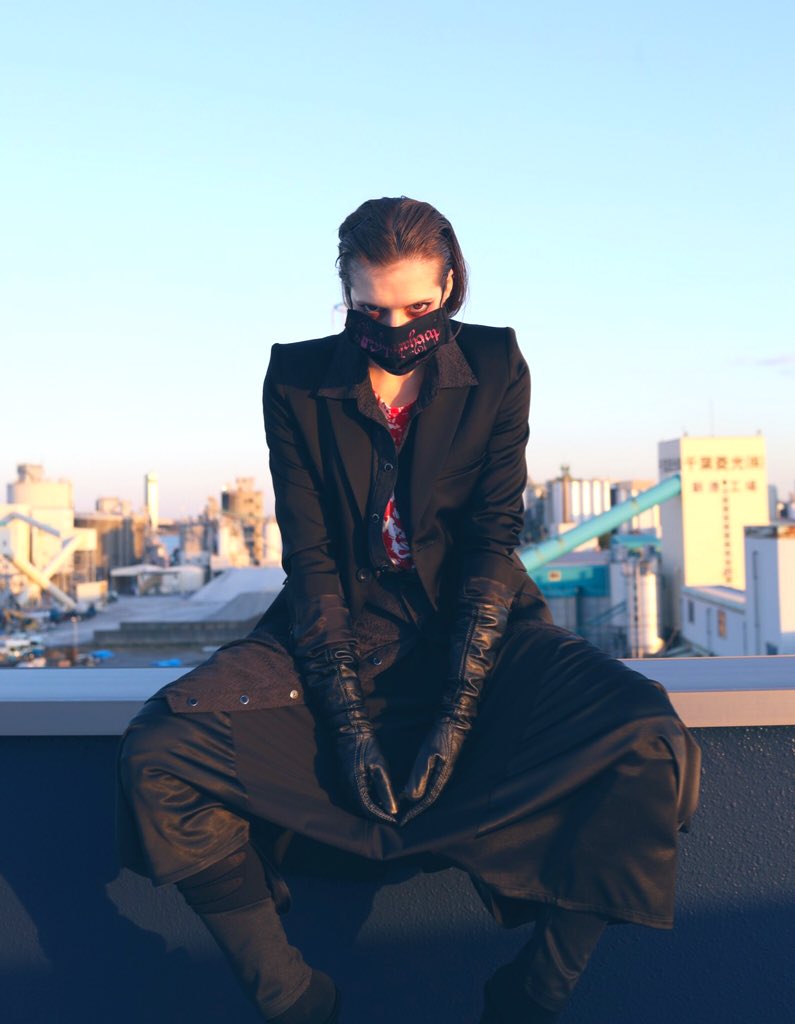 H Naoto Sur Twitter H Naoto Mask Wear 黒服には黒マスク デザインジャケットには白マスク は似合わない あくまで攻めの全身黒で グローブも もちろん黒です 宇宙服のような フルフェイスの衣類があれば完全に人体をプロテクトできるのかもしれません