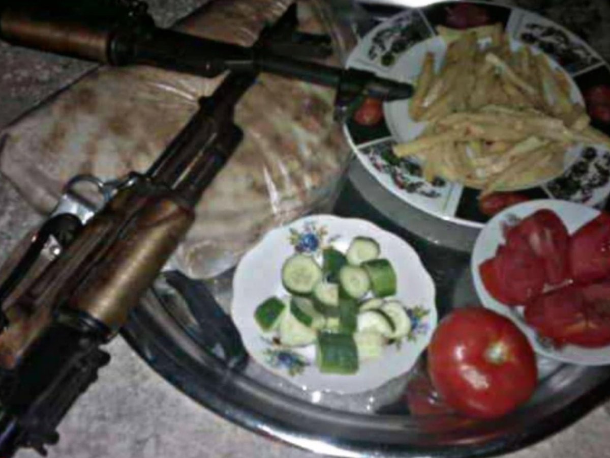 SteeleSyAA's tweet photo. Breakfast with the Syrian Arab Army! #Syria #Syriaarmy🇸🇾please feel free to follow for daily Syrian Arab Army updates 🇸🇾 https://t.co/6N2Dcfkvnu